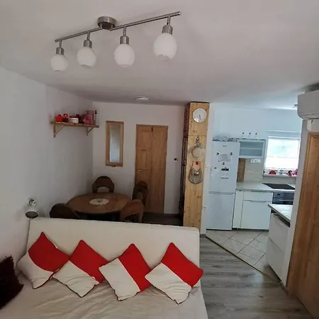 Kameleon Apartmanhaz Ev Toeltessel Balatonszárszó