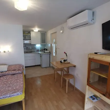 Kameleon Apartmanhaz Ev Toeltessel