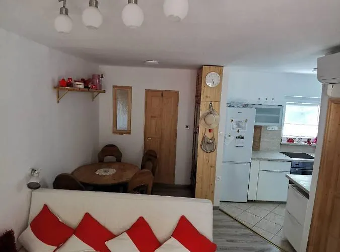 Kameleon Apartmanhaz Ev Toeltessel Balatonszárszó